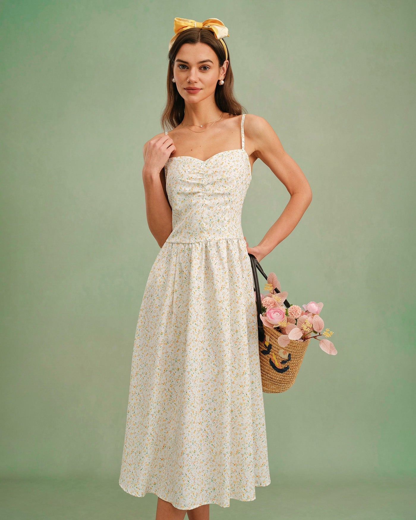 Gelbes geblümtes Slip-Midikleid mit Herzausschnitt