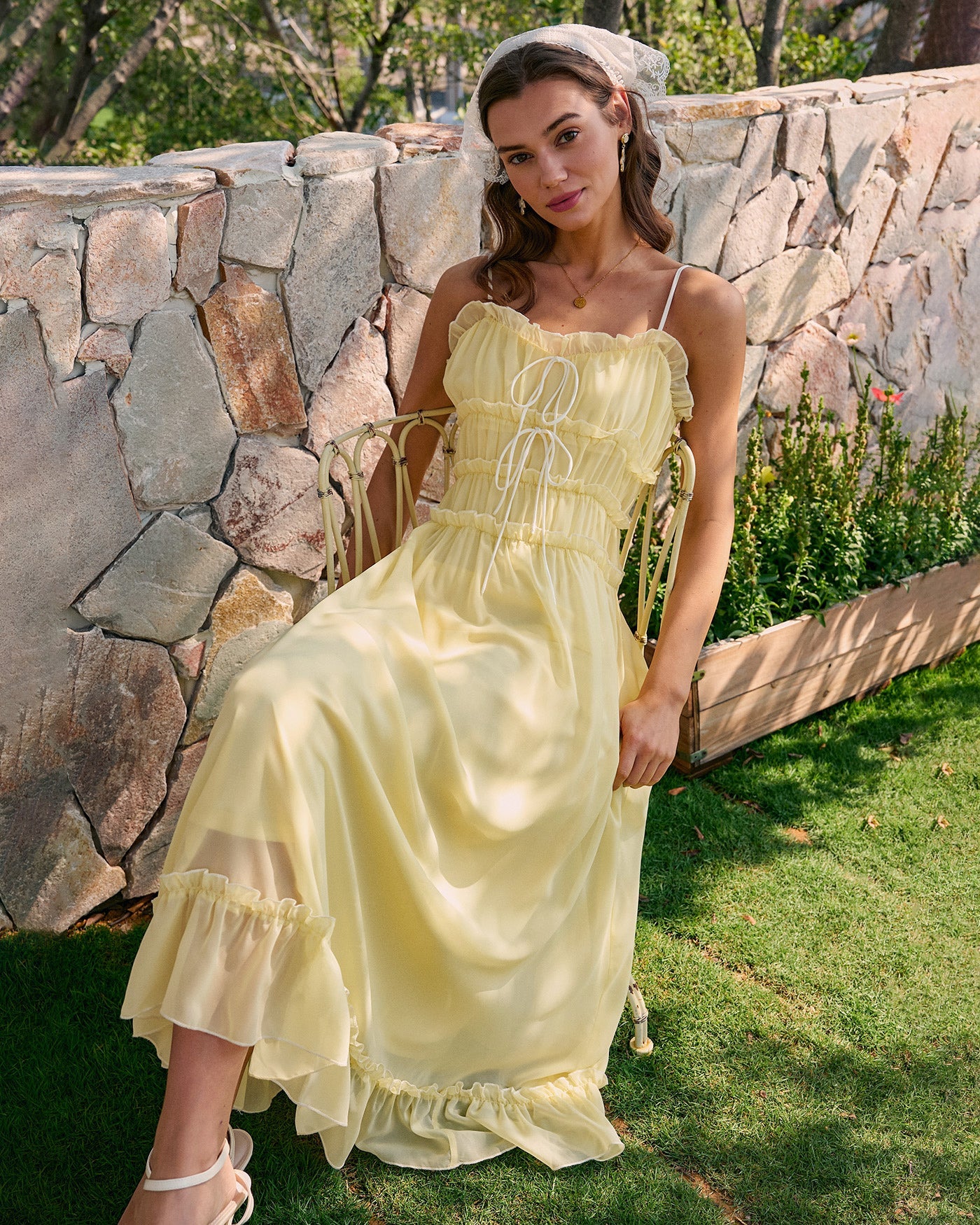 Gelbes Midi-Kleid mit Herz-Ausschnitt und Rüschen