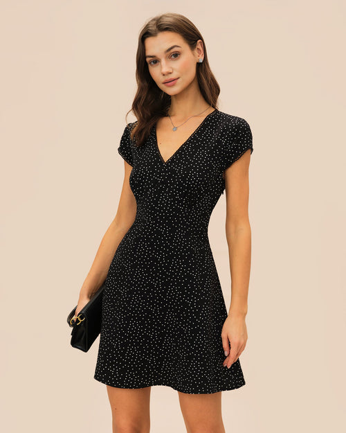 Schwarzes Mini-Kleid mit V-Ausschnitt und Tupfen