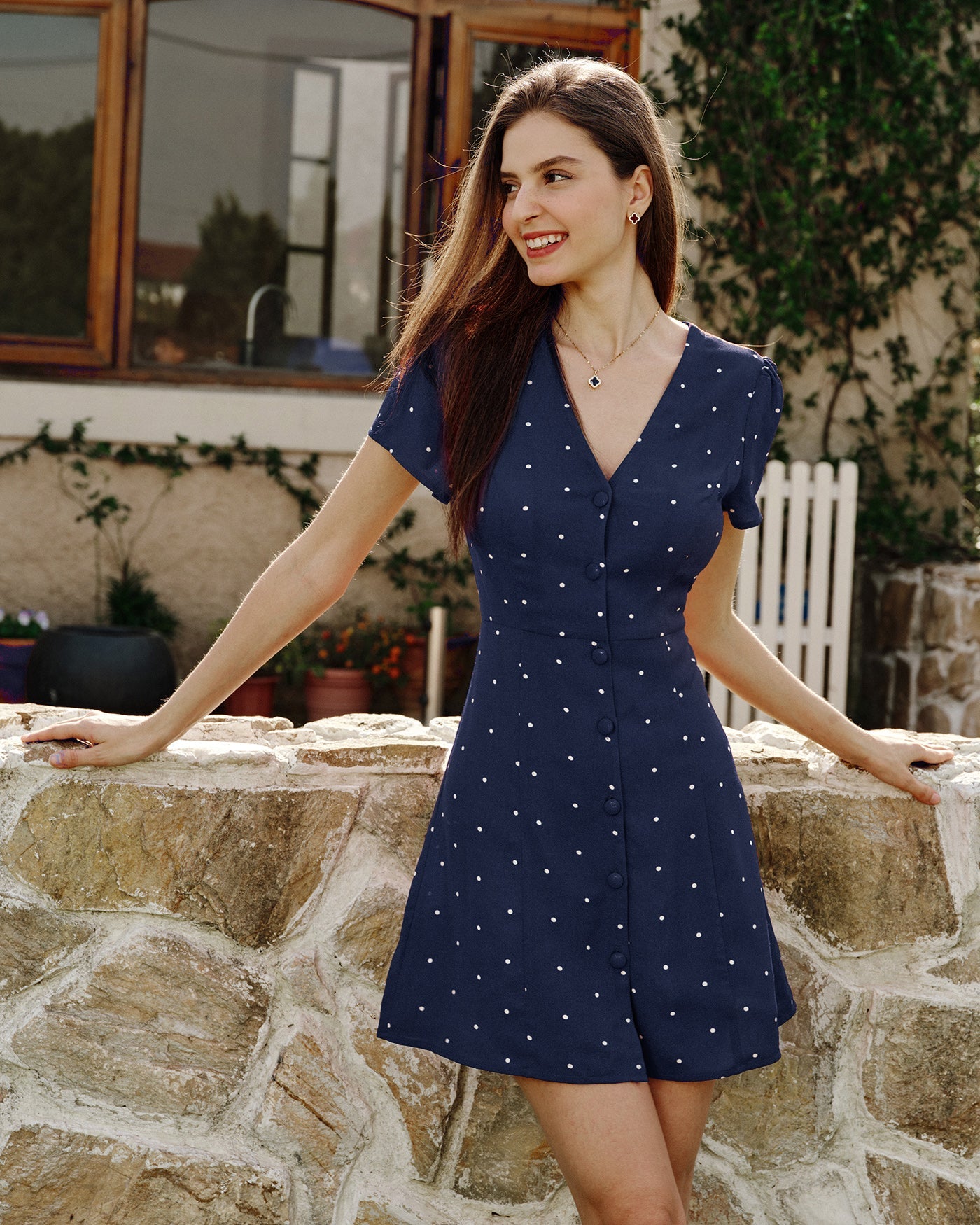 Blaues Mini-Kleid mit V-Ausschnitt, gepunktet und geknöpft
