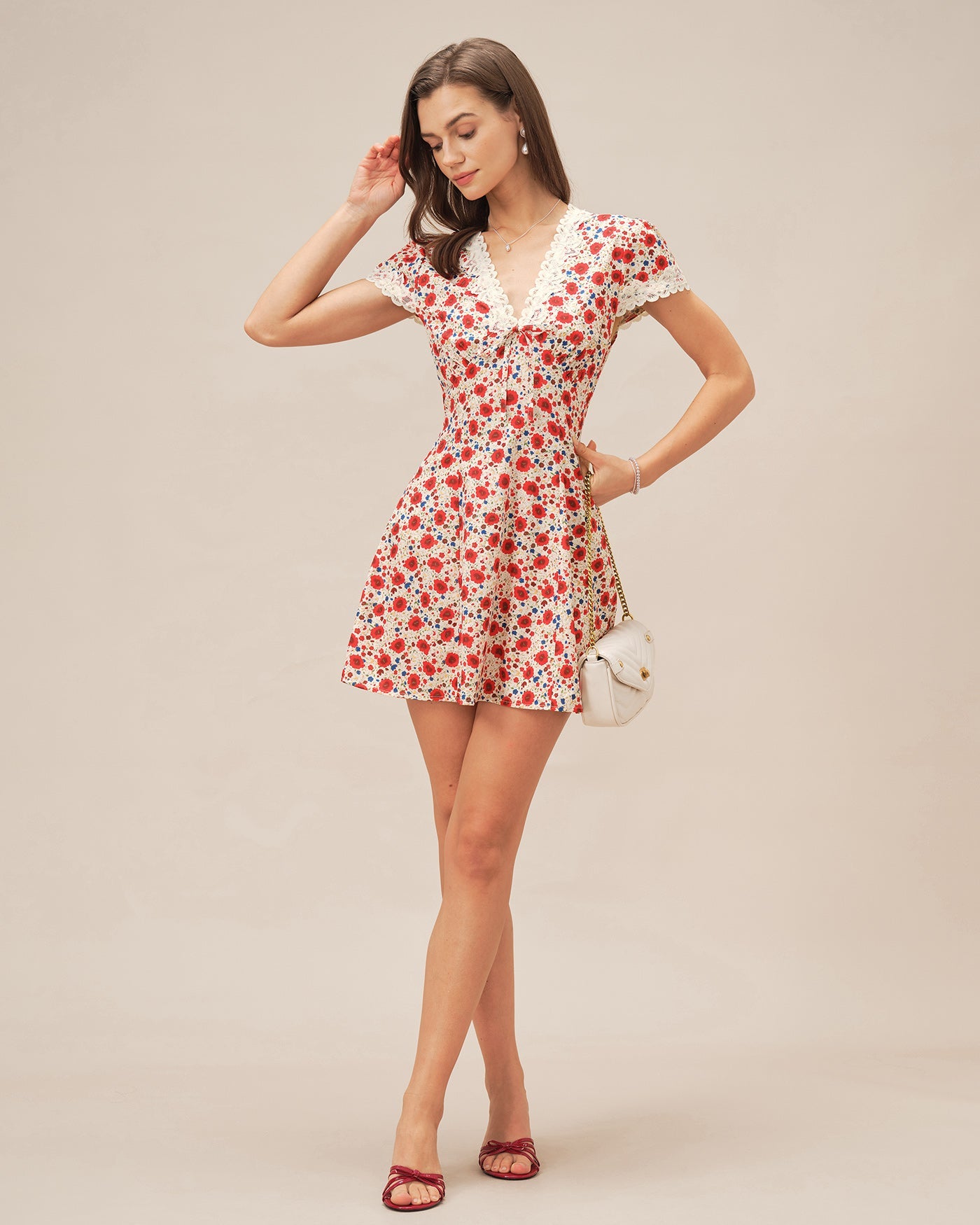 Rotes Mini-Trägerkleid mit Blumenspitze und V-Ausschnitt