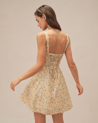 Gelbes Mini-Trägerkleid mit Blumenmuster
