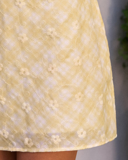 Gelbes kariertes Rüschen-Minikleid ohne Ärmel