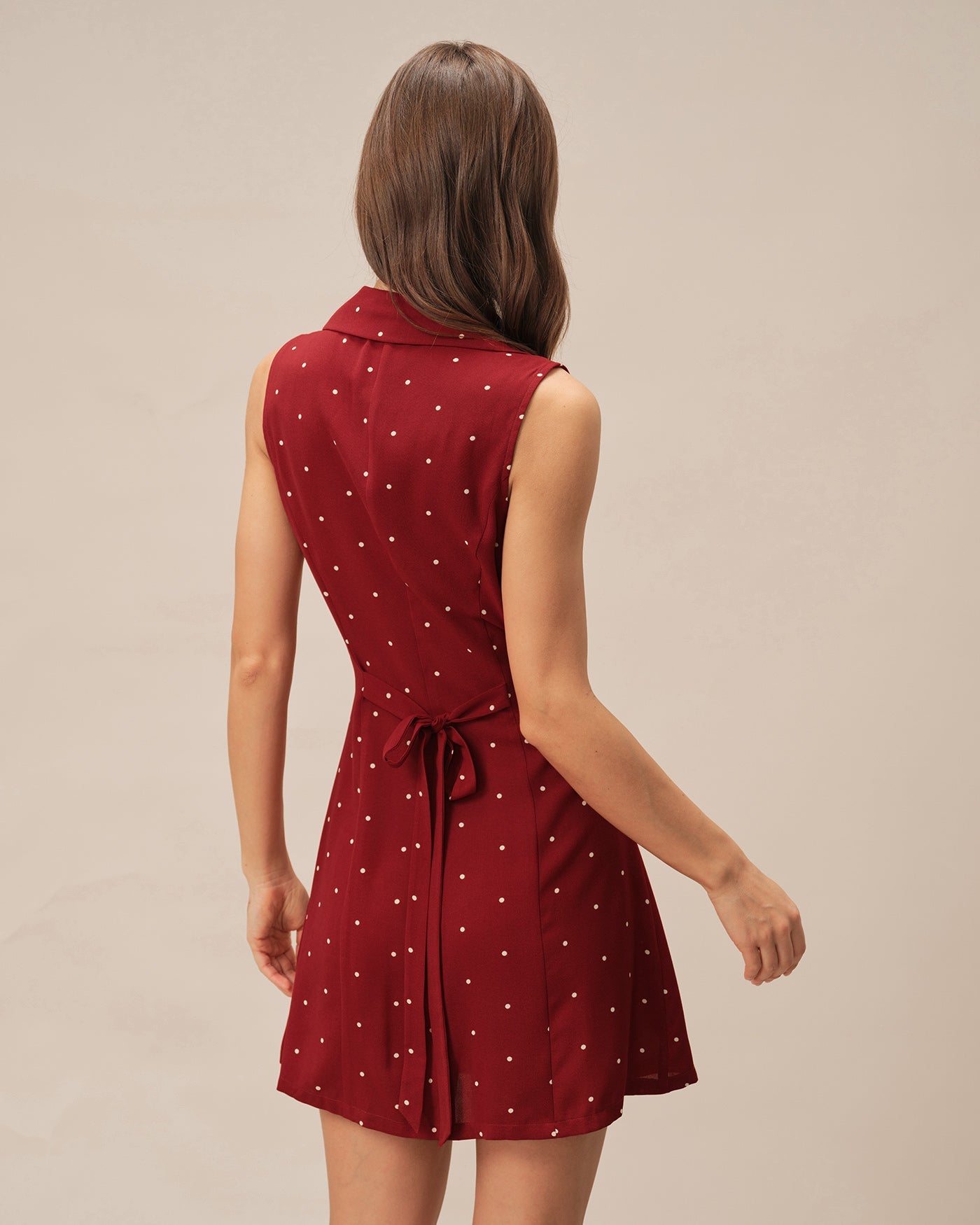 Rotes Mini-Kleid mit V-Ausschnitt und Polka Dots
