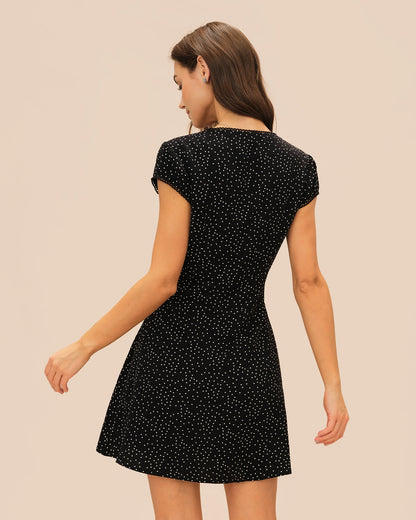 Schwarzes Mini-Kleid mit V-Ausschnitt und Tupfen