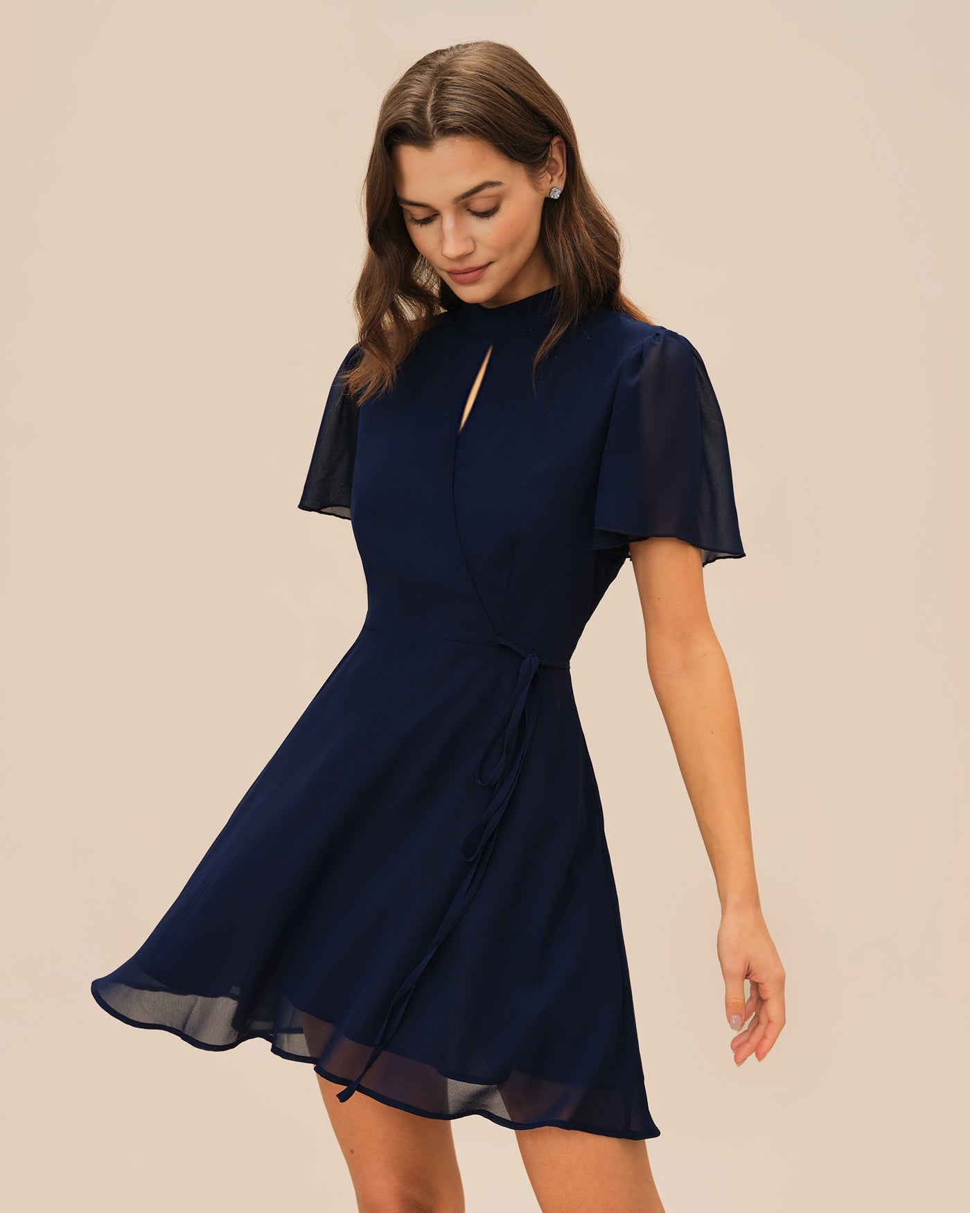 Blaues Minikleid mit Fledermausärmeln