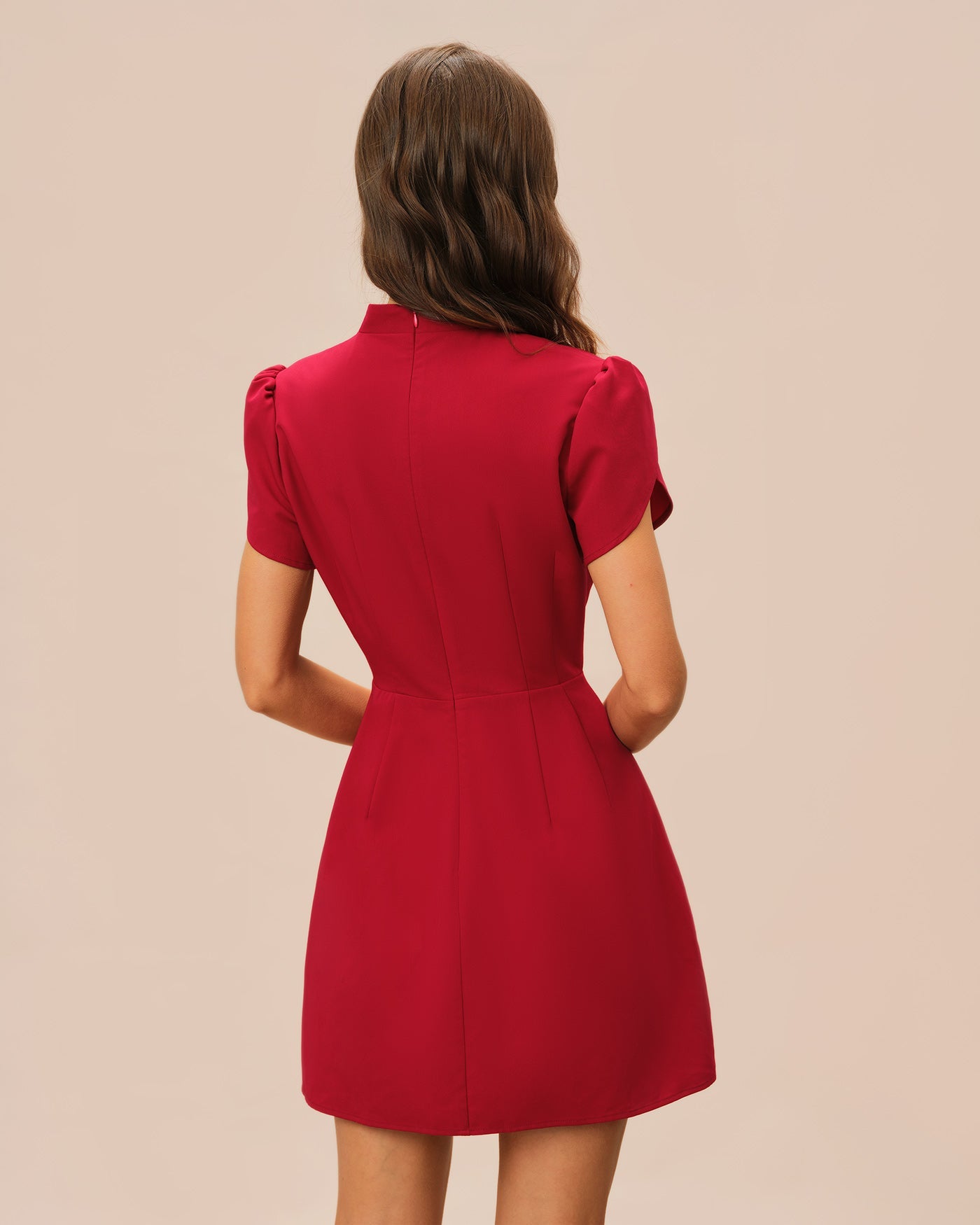 Rotes Minikleid mit Blumenärmeln