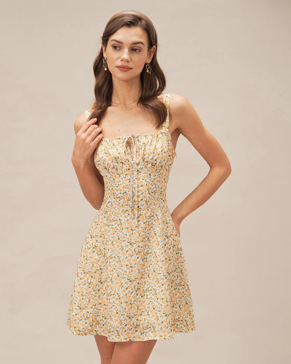 Gelbes Mini-Trägerkleid mit Blumenmuster