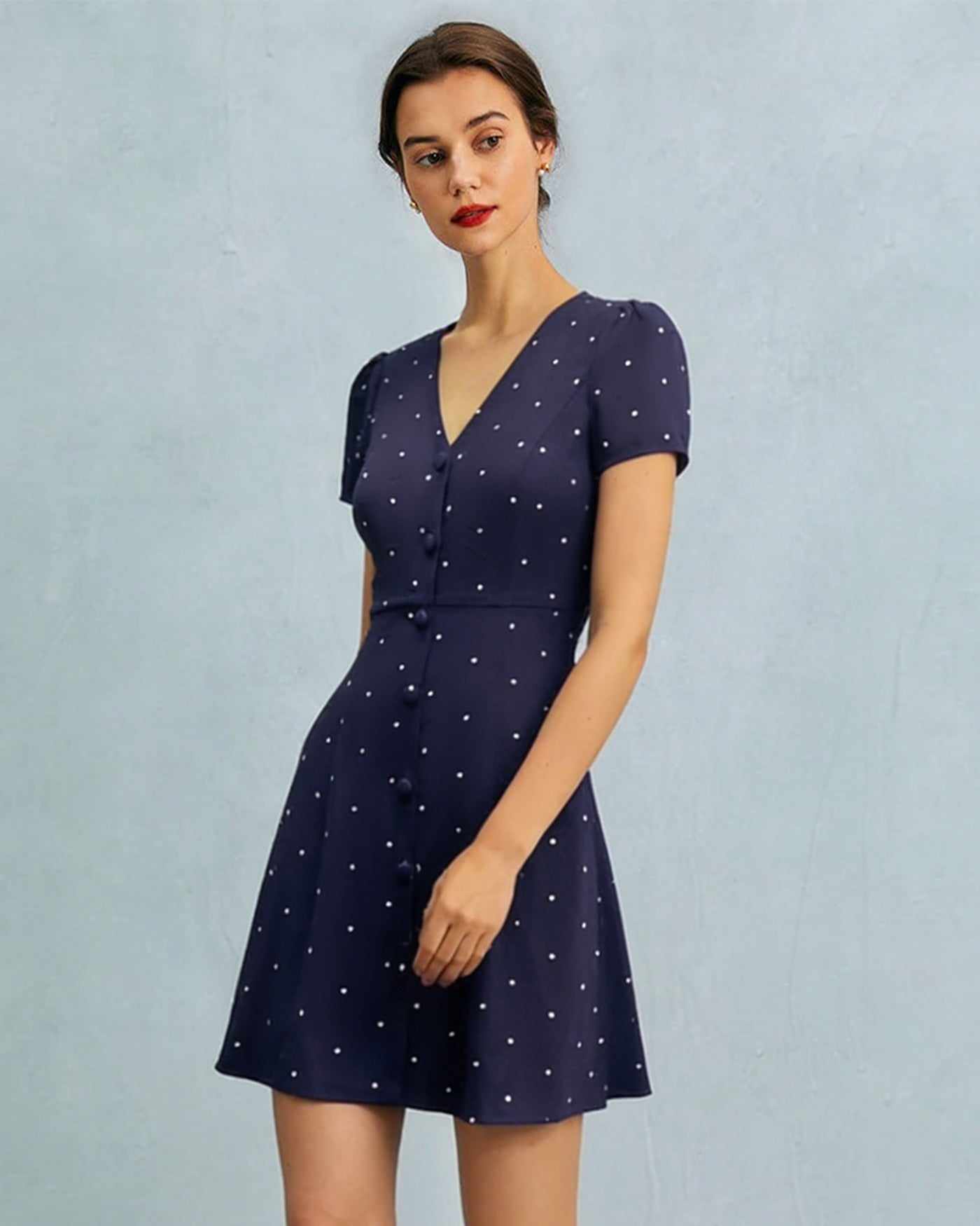Blaues Mini-Kleid mit V-Ausschnitt, gepunktet und geknöpft