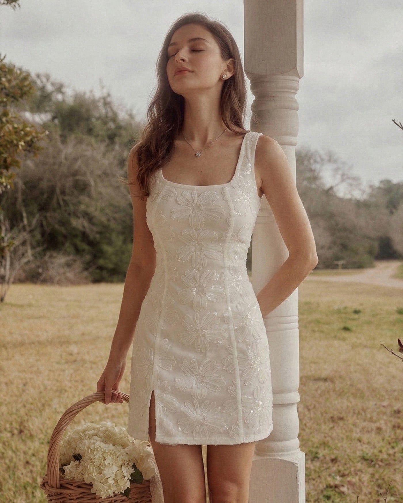 Beiges Pailletten-Minikleid mit Blumenmuster