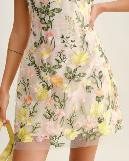 Gelbes ärmelloses Minikleid mit V-Ausschnitt und Blumenmuster