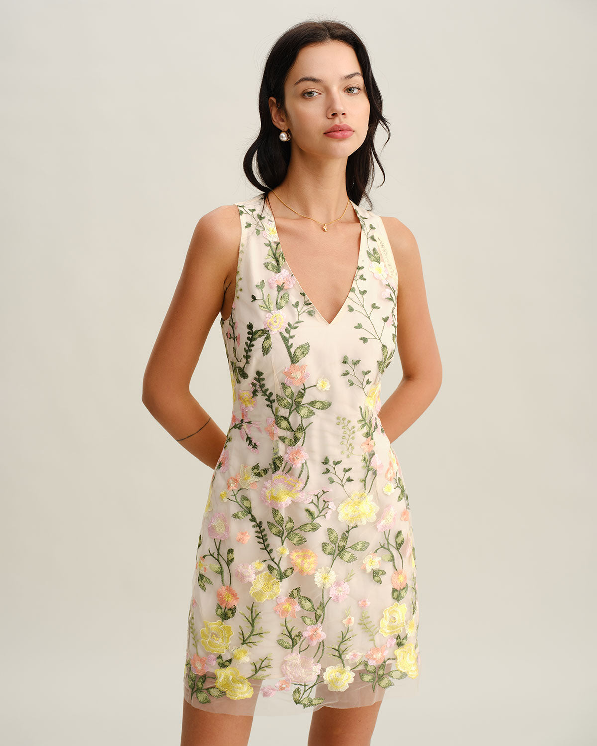 Gelbes ärmelloses Minikleid mit V-Ausschnitt und Blumenmuster