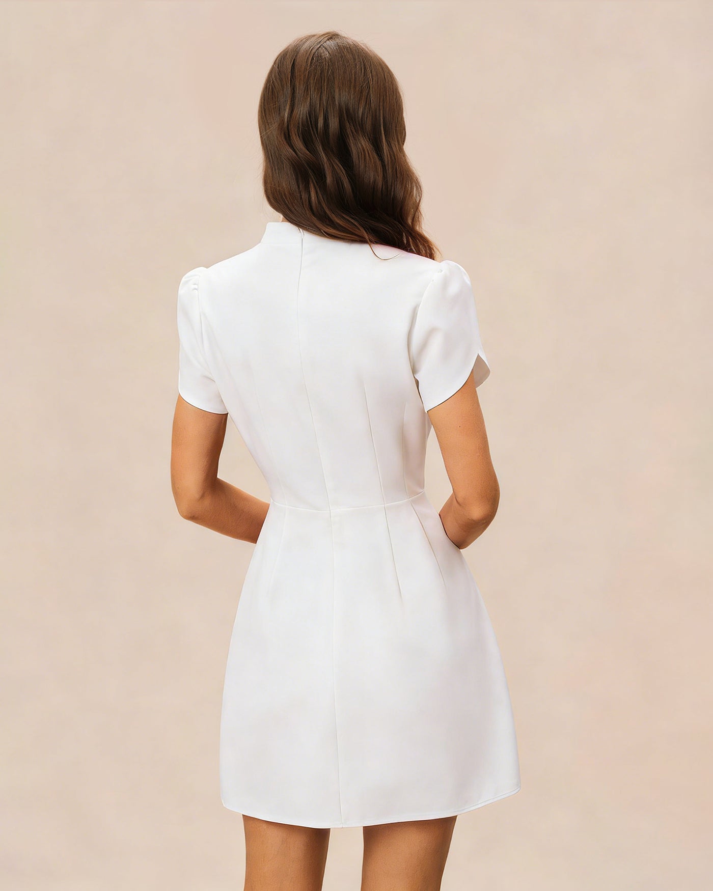 Weißes, kurzes Hemdblusenkleid mit Stehkragen