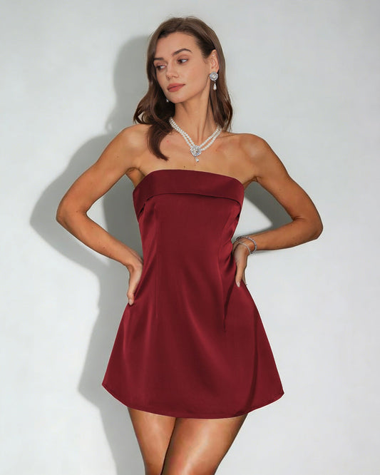 Rotes trägerloses A-Linien-Minikleid