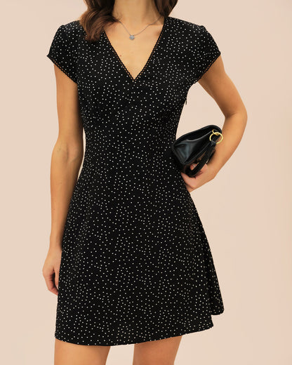 Schwarzes Mini-Kleid mit V-Ausschnitt und Tupfen