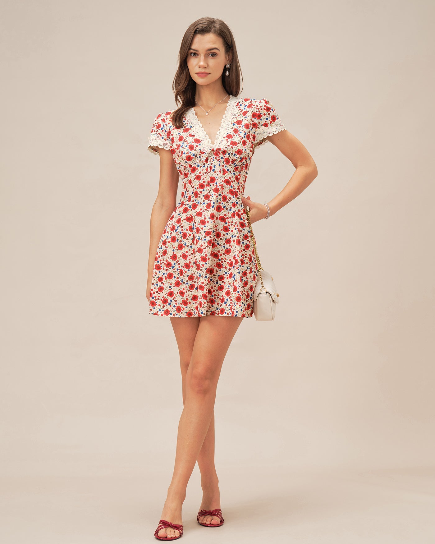 Rotes Mini-Trägerkleid mit Blumenspitze und V-Ausschnitt