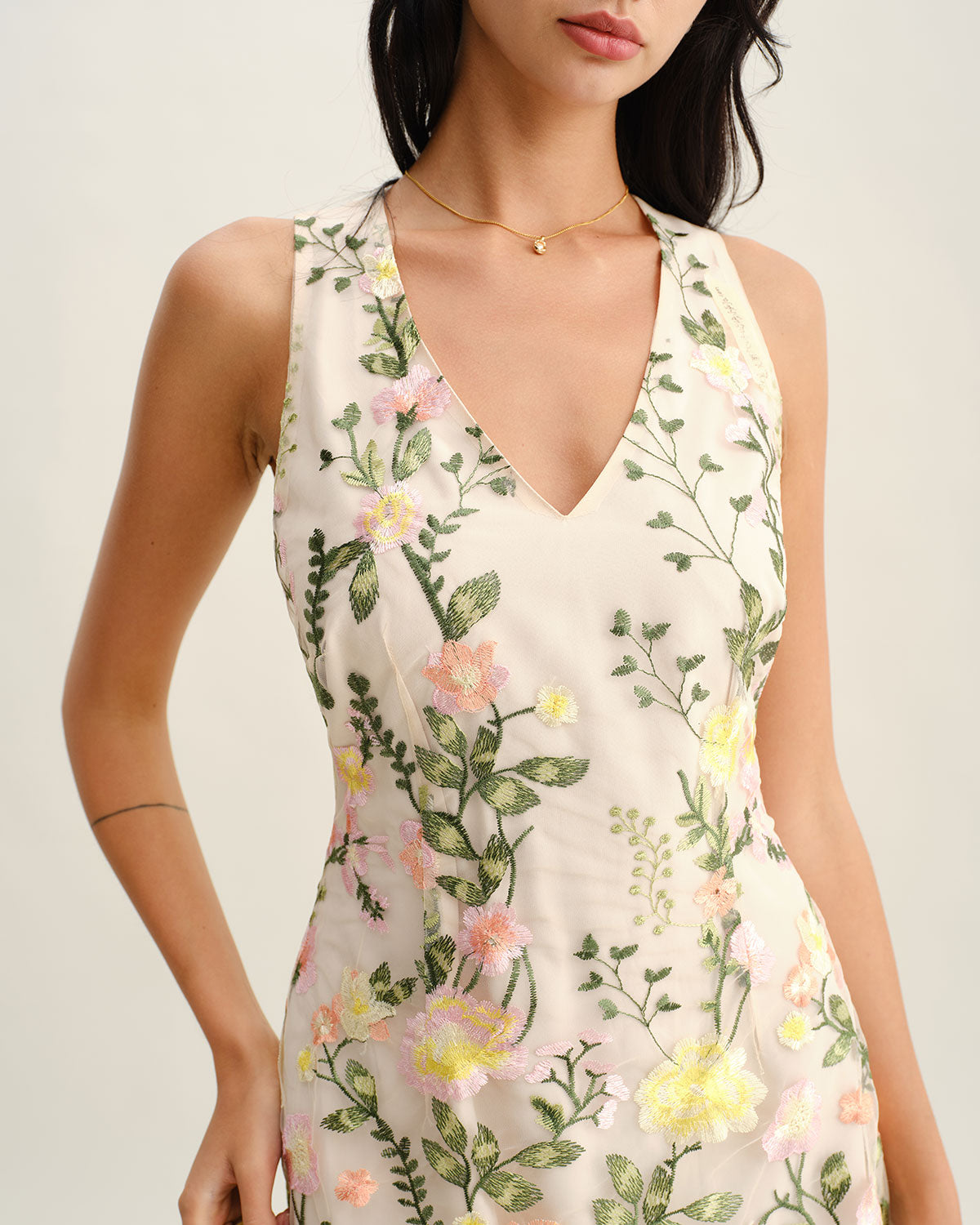 Gelbes ärmelloses Minikleid mit V-Ausschnitt und Blumenmuster