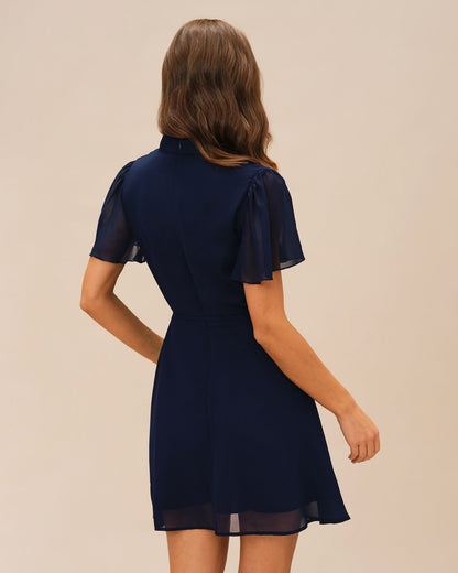 Blaues Minikleid mit Fledermausärmeln