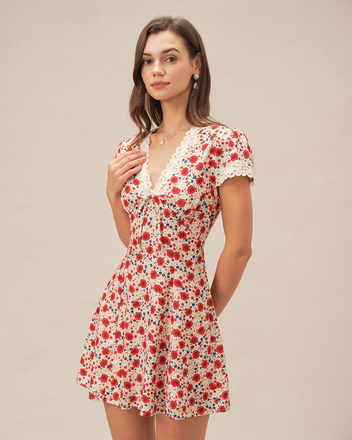 Rotes Mini-Trägerkleid mit Blumenspitze und V-Ausschnitt