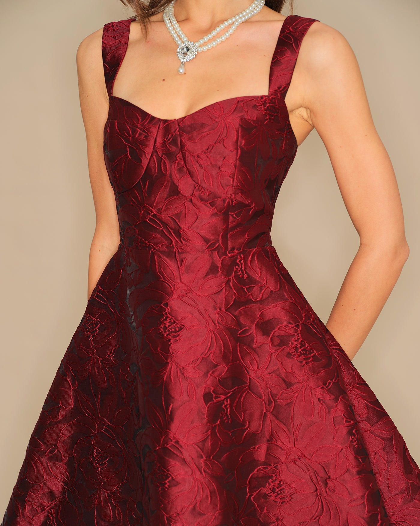 Weinrotes Jacquard-Minikleid mit Sweetheart-Ausschnitt