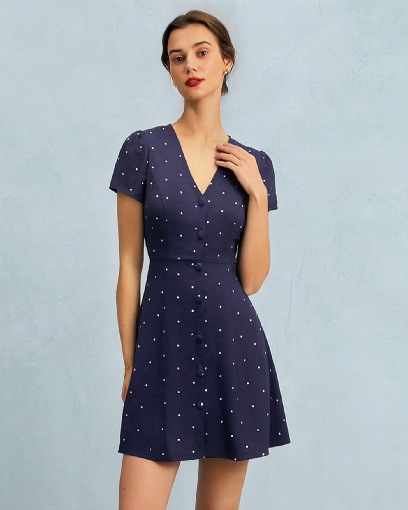 Blaues Mini-Kleid mit V-Ausschnitt, gepunktet und geknöpft