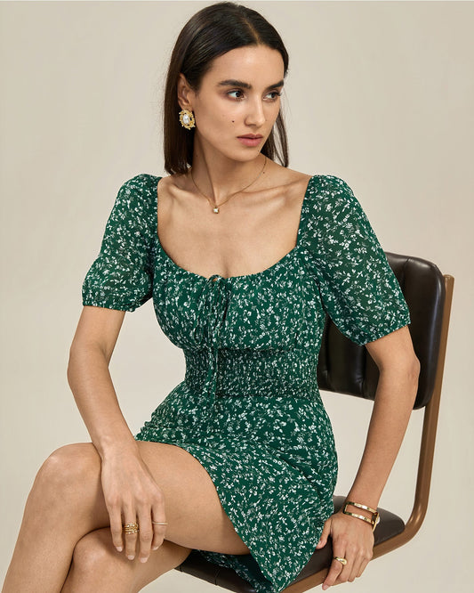 Grünes Mini-Kleid mit Blumenmuster und eckigem Ausschnitt