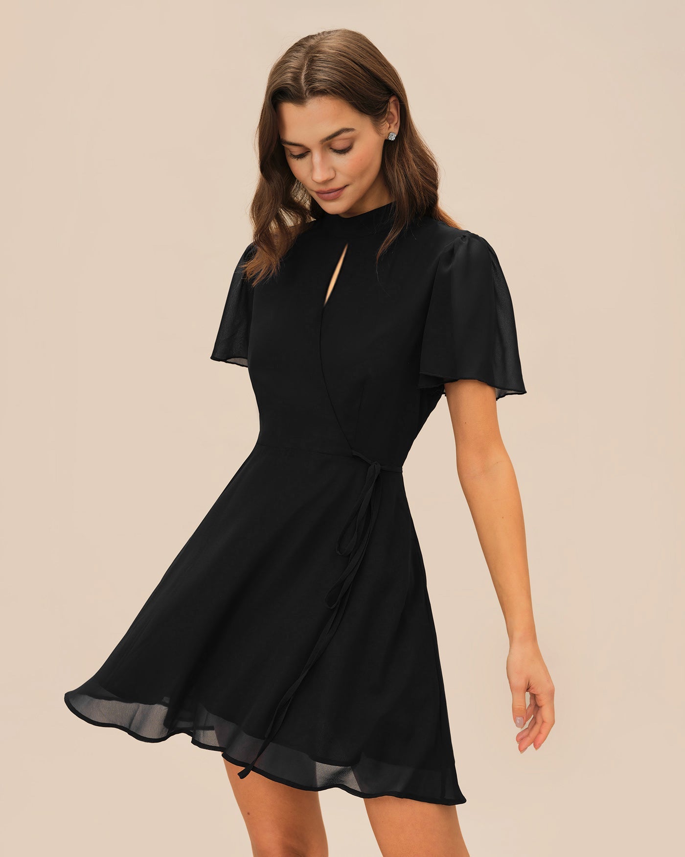 Schwarzes Minikleid mit Fledermausärmeln „Black Turtle“