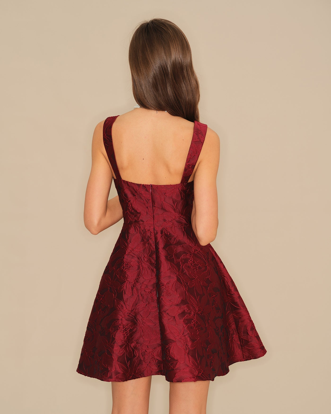 Weinrotes Jacquard-Minikleid mit Sweetheart-Ausschnitt
