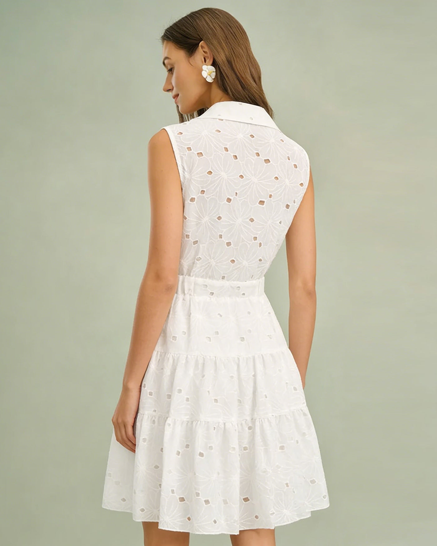 Weißes, ärmelloses Minikleid mit Kragen
