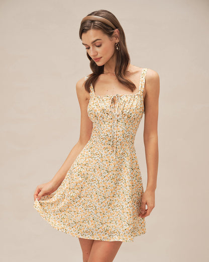 Gelbes Mini-Trägerkleid mit Blumenmuster
