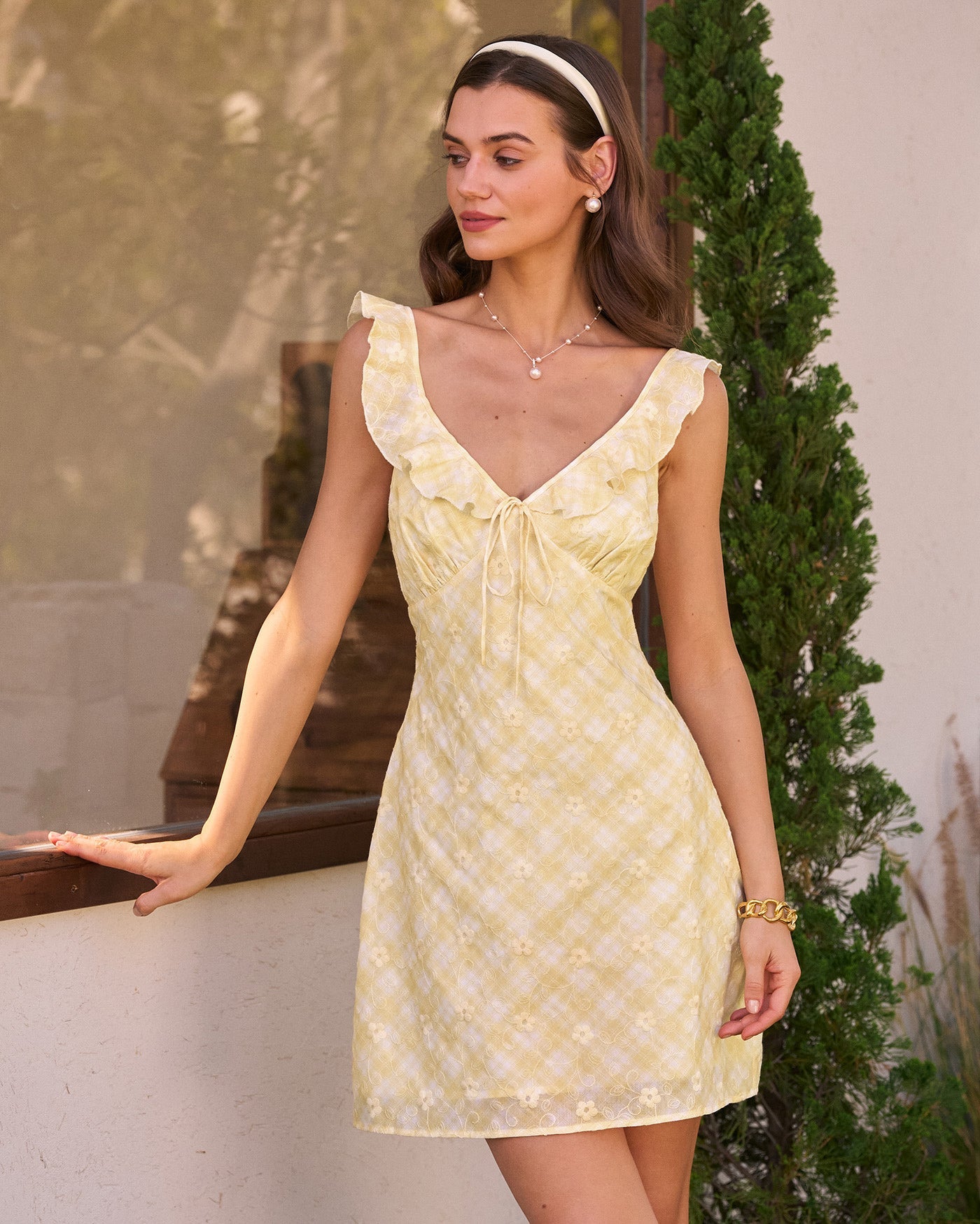 Gelbes kariertes Rüschen-Minikleid ohne Ärmel