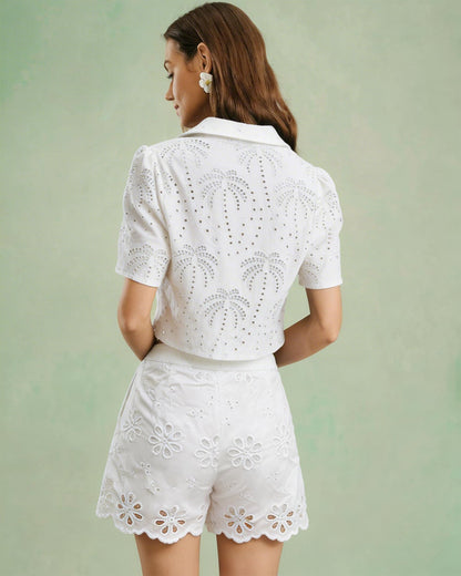 Weiße Shorts mit Blumenmuster und Knöpfen