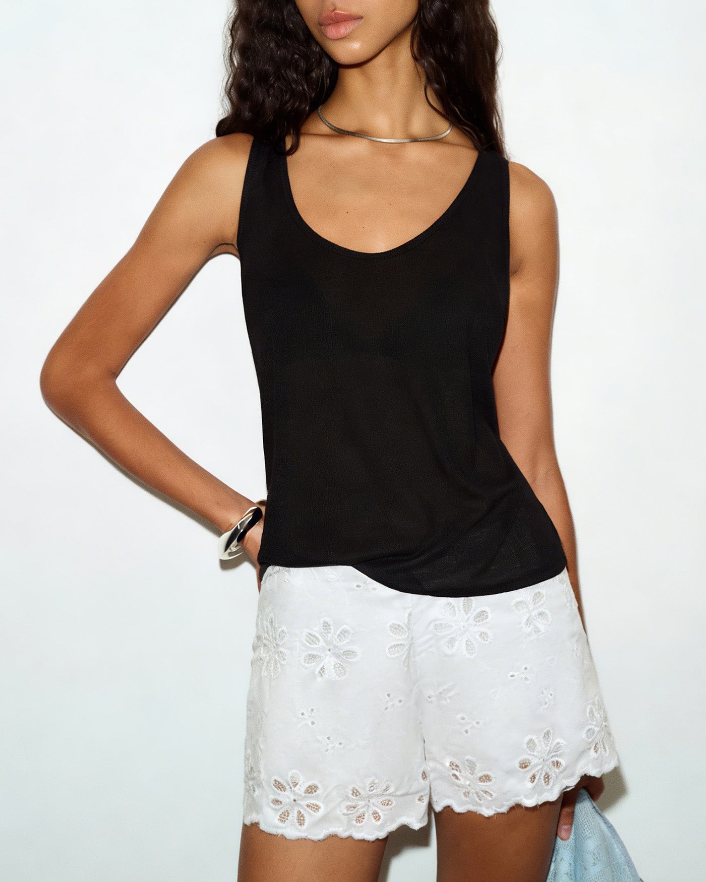 Weiße Shorts mit Blumenmuster und Knöpfen