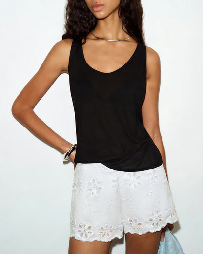 Weiße Shorts mit Blumenmuster und Knöpfen