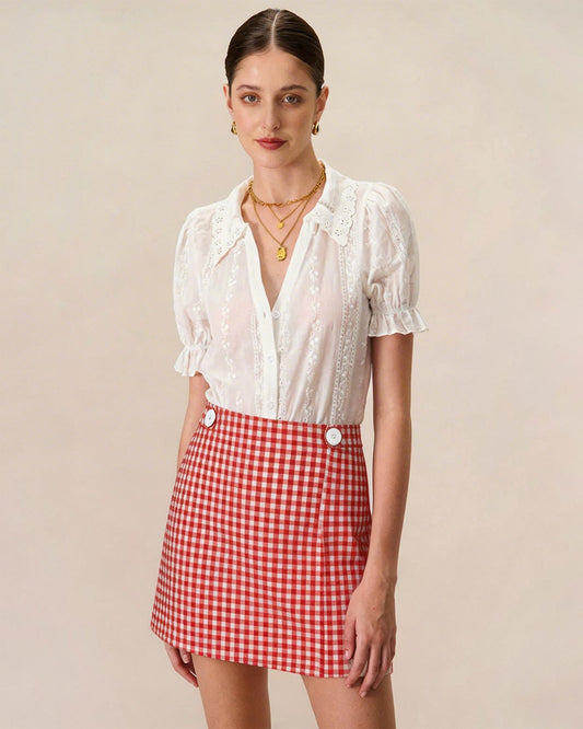 Roter karierter Knopf-Skort