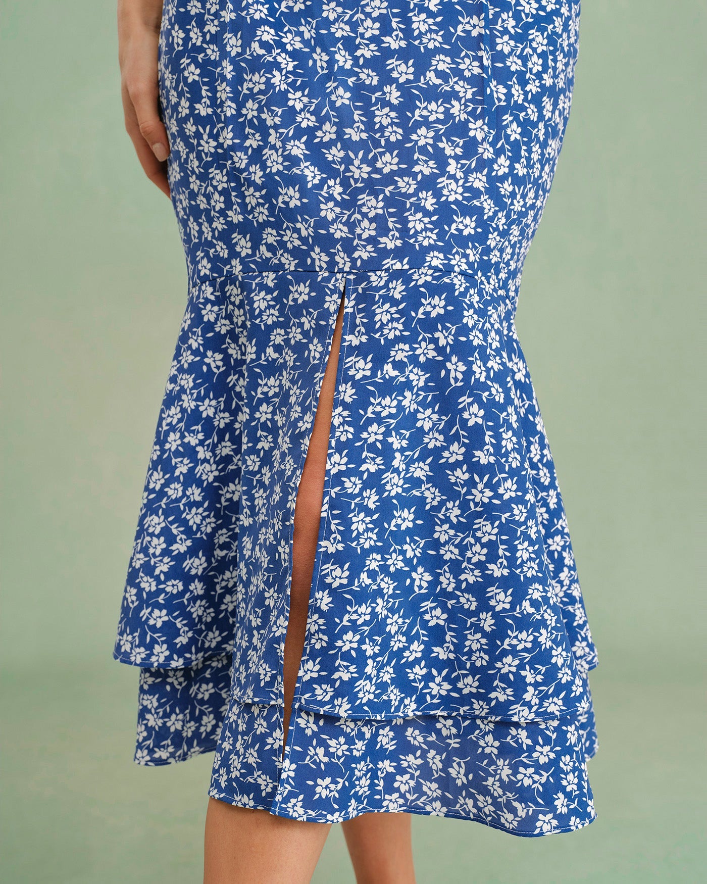 Blauer Midirock mit Blumenmuster und Meerjungfrauen-Schnitt