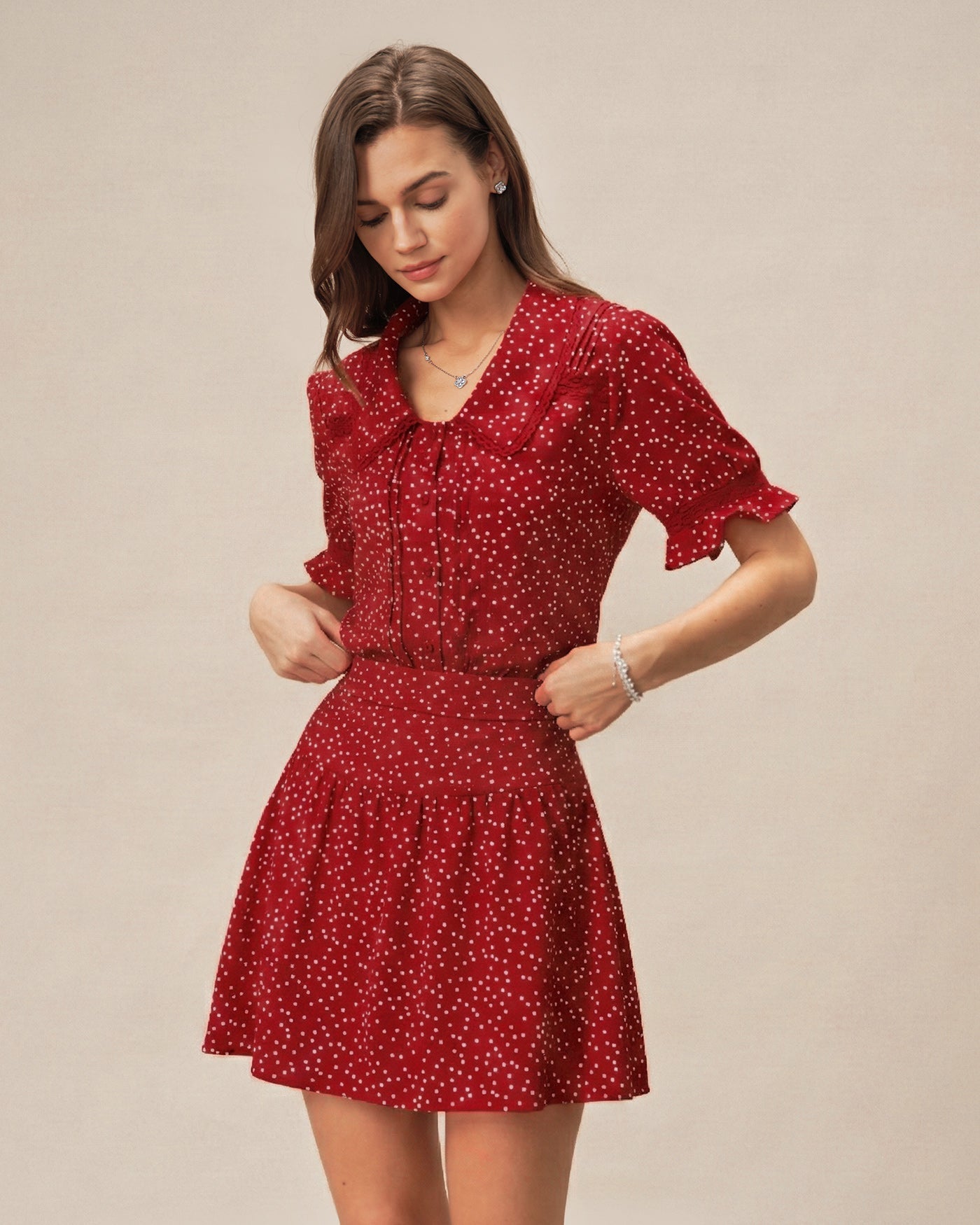 Roter Minirock mit gerafften Polka Dots