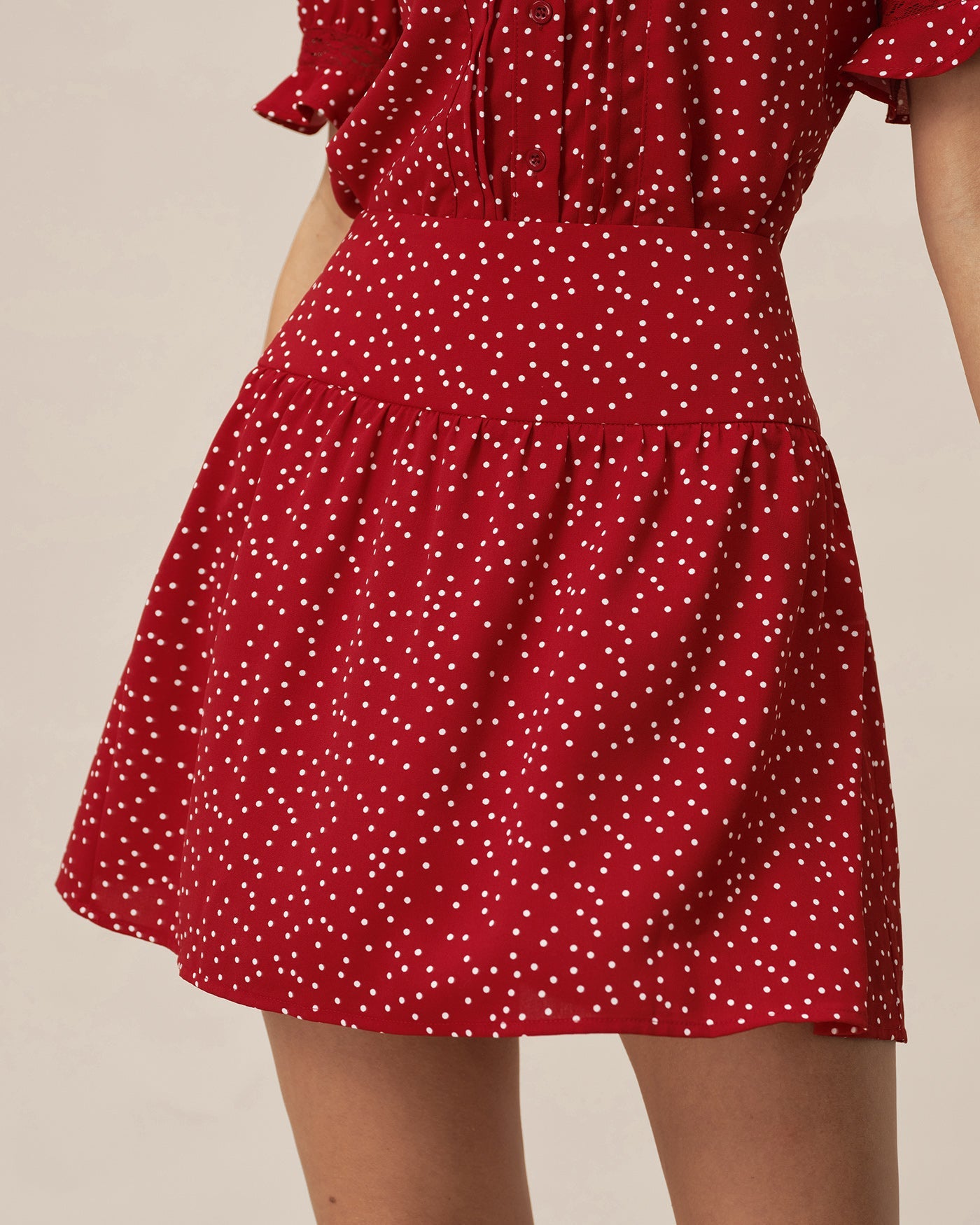 Roter Minirock mit gerafften Polka Dots