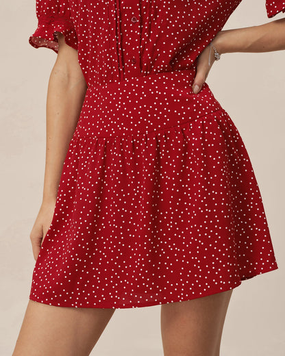 Roter Minirock mit gerafften Polka Dots
