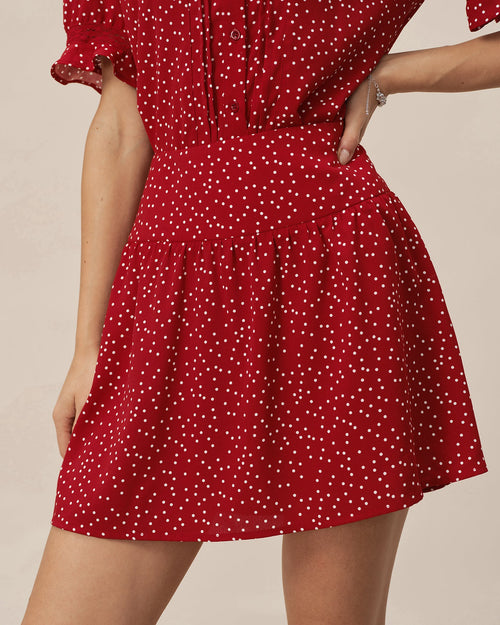 Roter Minirock mit gerafften Polka Dots