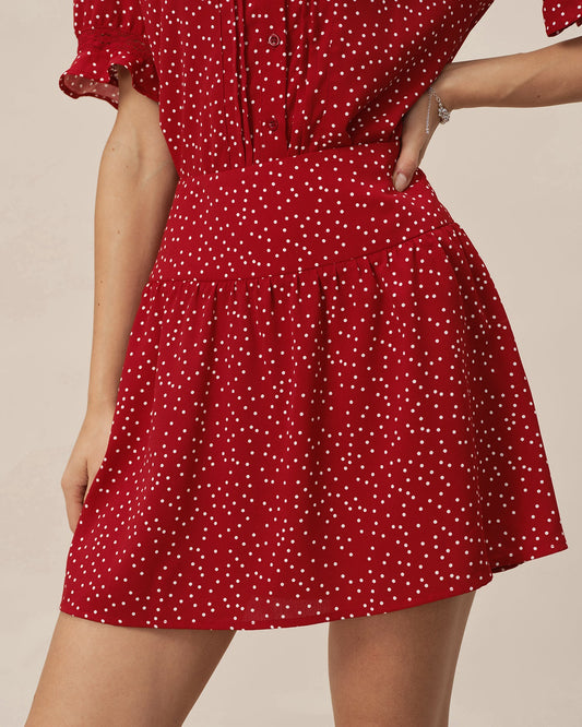 Roter Minirock mit gerafften Polka Dots