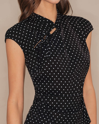 Schwarzes T-Shirt mit Mandarinkragen und Tupfenmuster