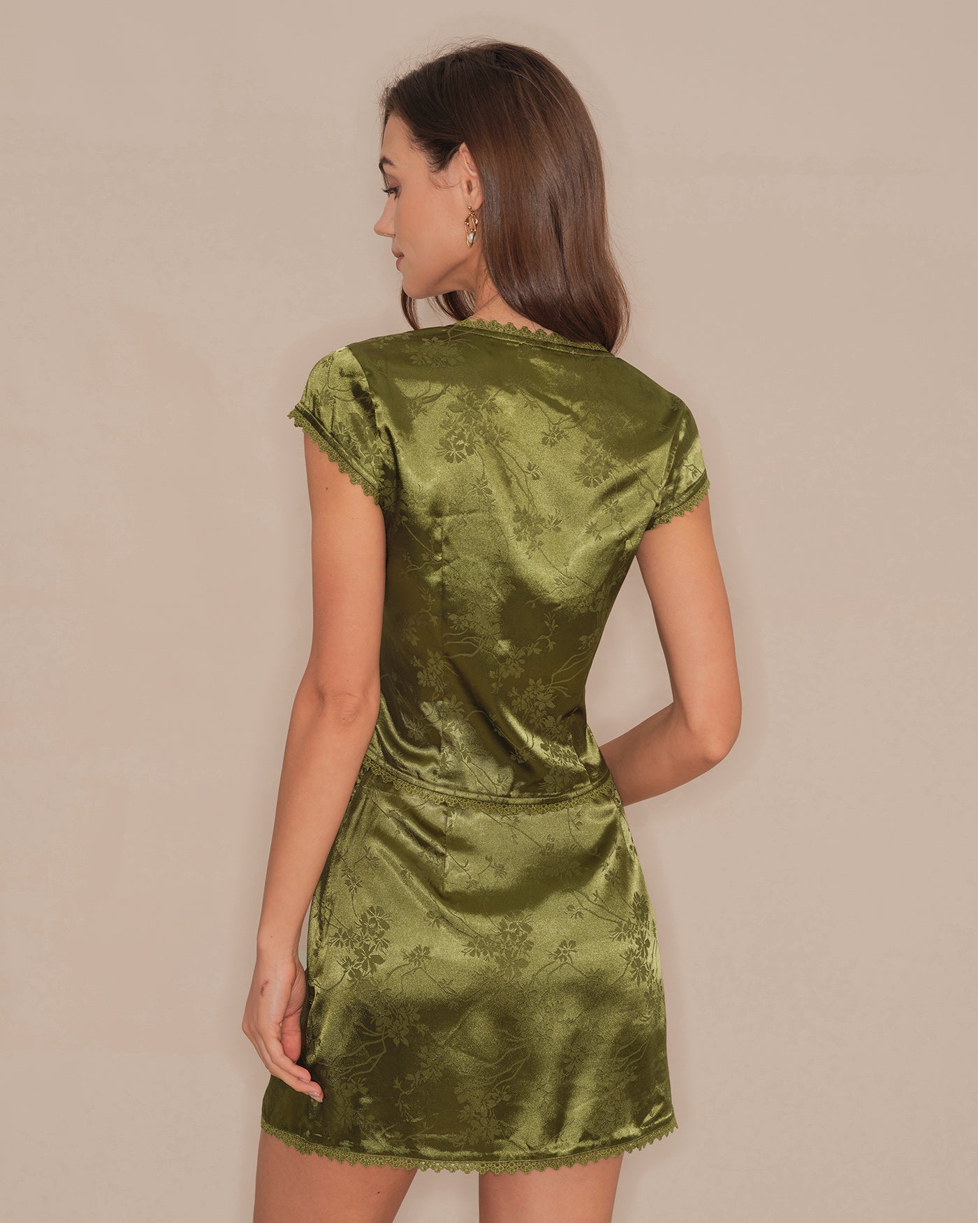 Grünes V-Ausschnitt-Satin-T-Shirt mit Blumenmuster