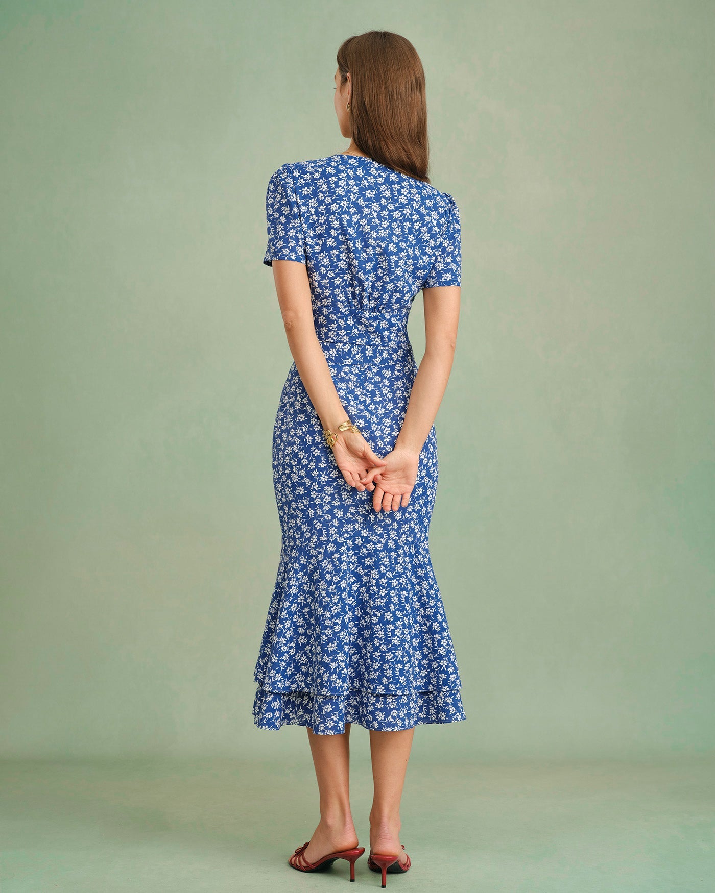 Blaues V-Ausschnitt-T-Shirt mit Blumenmuster