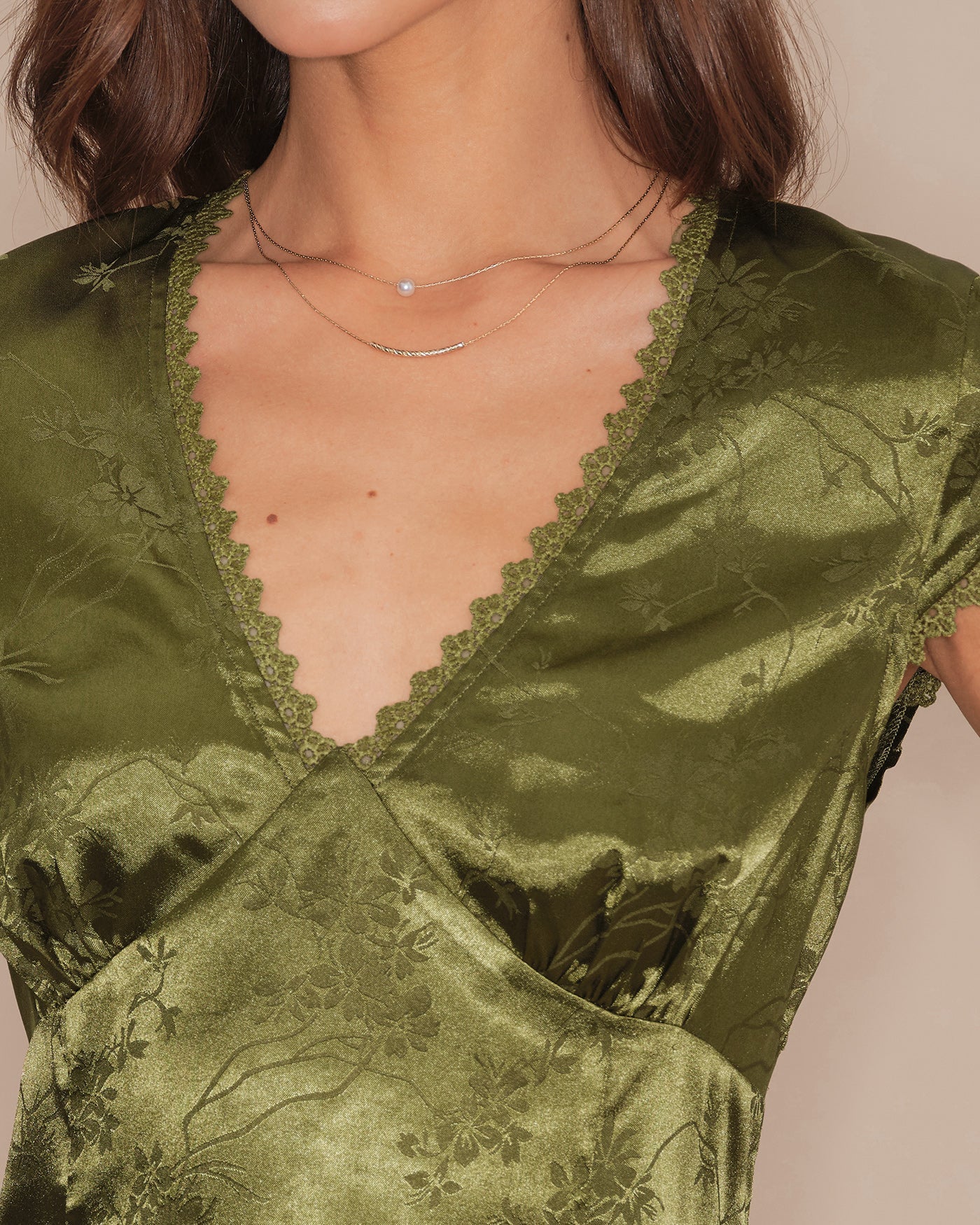 Grünes V-Ausschnitt-Satin-T-Shirt mit Blumenmuster