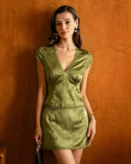 Grünes V-Ausschnitt-Satin-T-Shirt mit Blumenmuster
