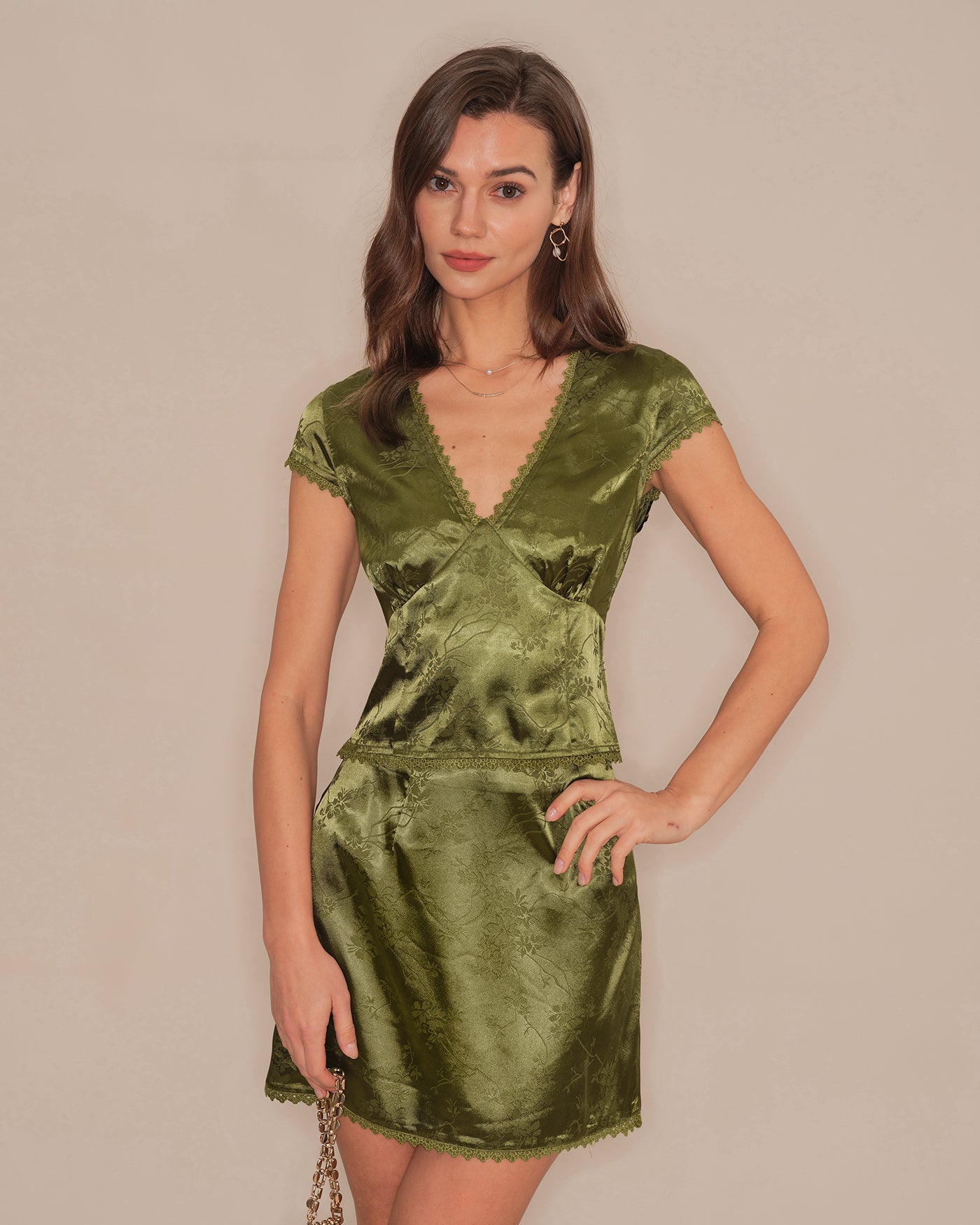Grünes V-Ausschnitt-Satin-T-Shirt mit Blumenmuster
