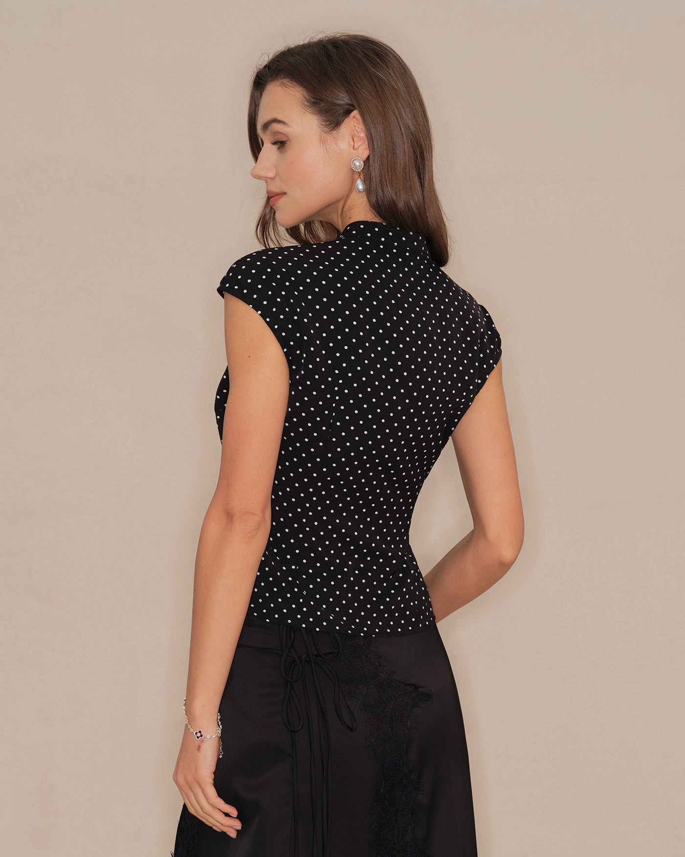 Schwarzes T-Shirt mit Mandarinkragen und Tupfenmuster