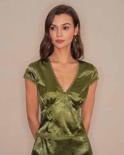 Grünes V-Ausschnitt-Satin-T-Shirt mit Blumenmuster