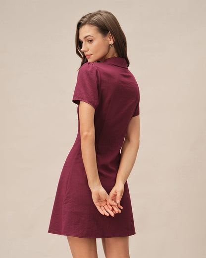 Rotes Mini-Trägerkleid mit V-Ausschnitt und Knopfleiste